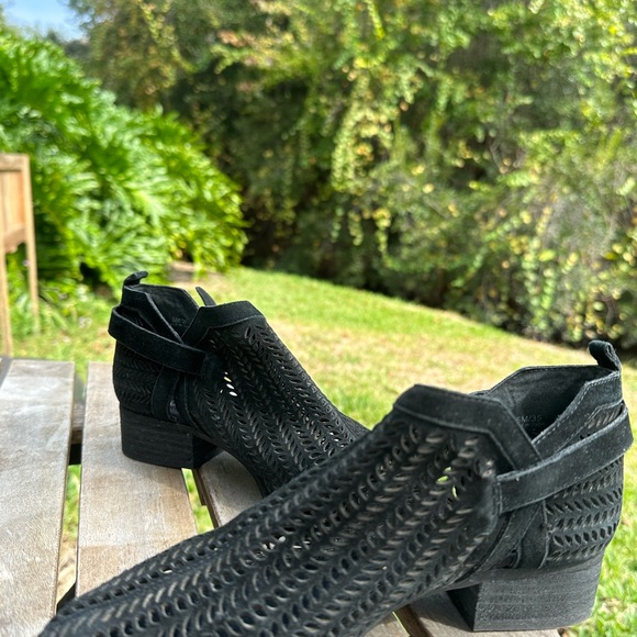 Women’s booties,size 5 1/2,Vince Camuto brand - Picture 3 of 6